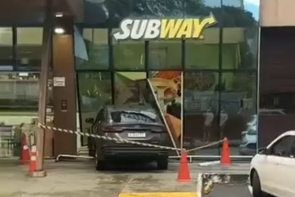  Carro invade tradicional mercado em bairro nobre de Salvador