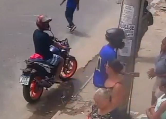  Polícia prende assaltante após flagrante de roubos na Cidade Baixa; veja vídeo