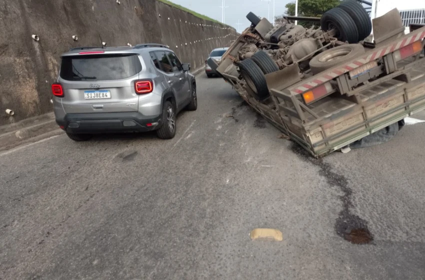  Caminhão tomba e deixa dois feridos na Av. Luís Eduardo Magalhães