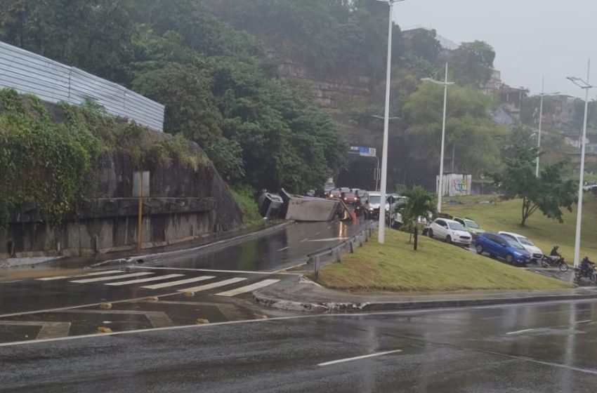  Caminhão tomba na ligação Lobato-Pirajá e bloqueia parte do trânsito em Plataforma; assista