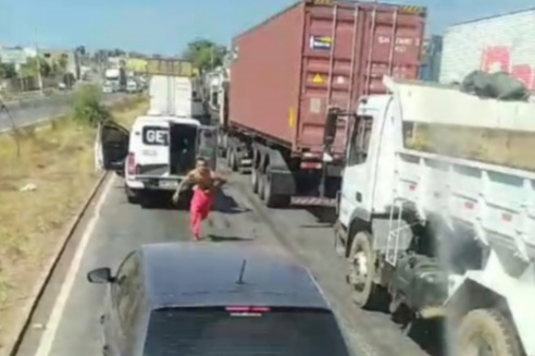  Detentos quebram algemas, estouram cadeados e fogem de viatura em rodovia; veja vídeo