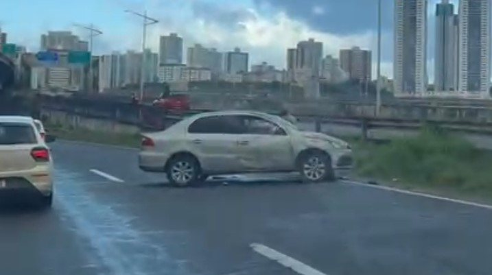  Acidente na BR-324 próximo ao Acesso Norte deixa trânsito lento e motorista ferido