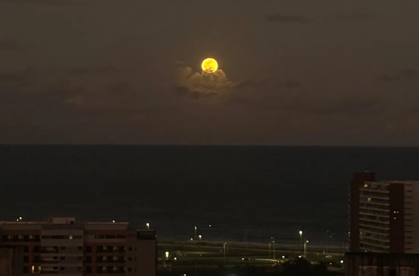  Baianos apreciam superlua de agosto na noite desta segunda-feira (19)