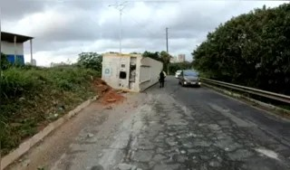  BR-324: Contêiner cai na pista e deixa via parcialmente interditada