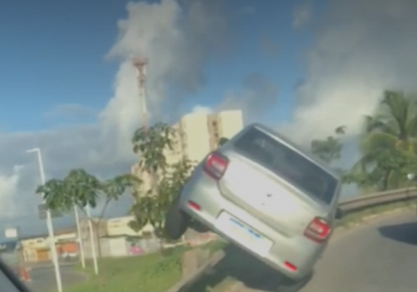  Carro fica preso em grade do viaduto após motorista perder o controle