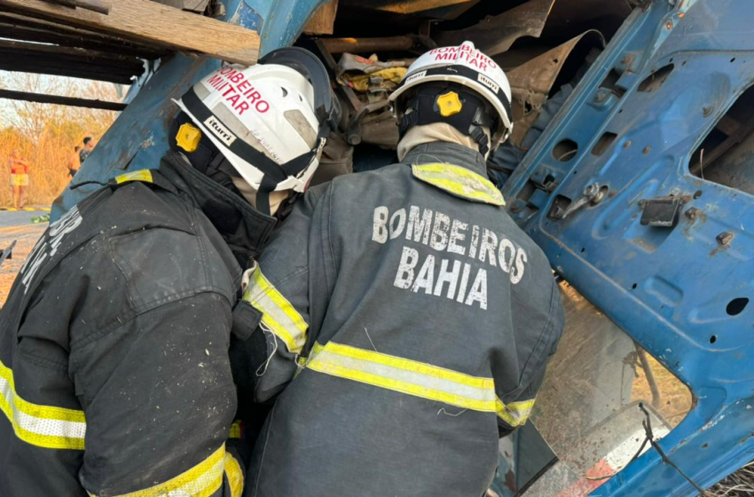  Bombeiros militares do 20º BBM recuperam corpo preso nas ferragens após acidente veicular na BA-160, em Paratinga