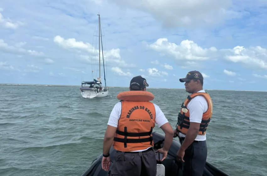  Marinha do Brasil resgata dois tripulantes de veleiro a deriva, em Porto Seguro