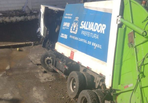  Caminhão de lixo despenca de elevado e motorista morre