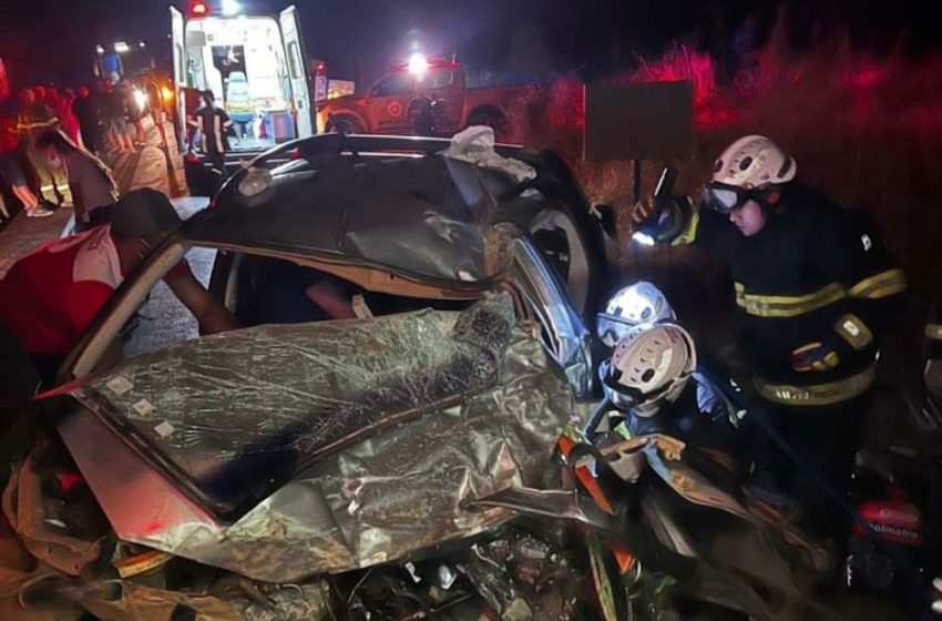  Bombeiros resgatam com vida motorista preso às ferragens após acidente na Bahia