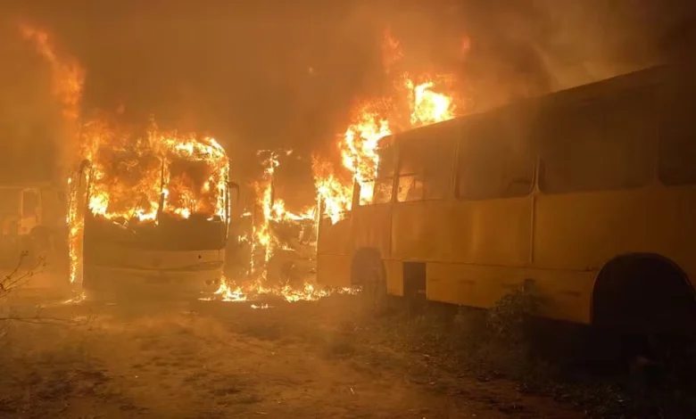  Jovens fumam maconha dentro de ônibus e bituca de cigarro causa incêndio em três veículos