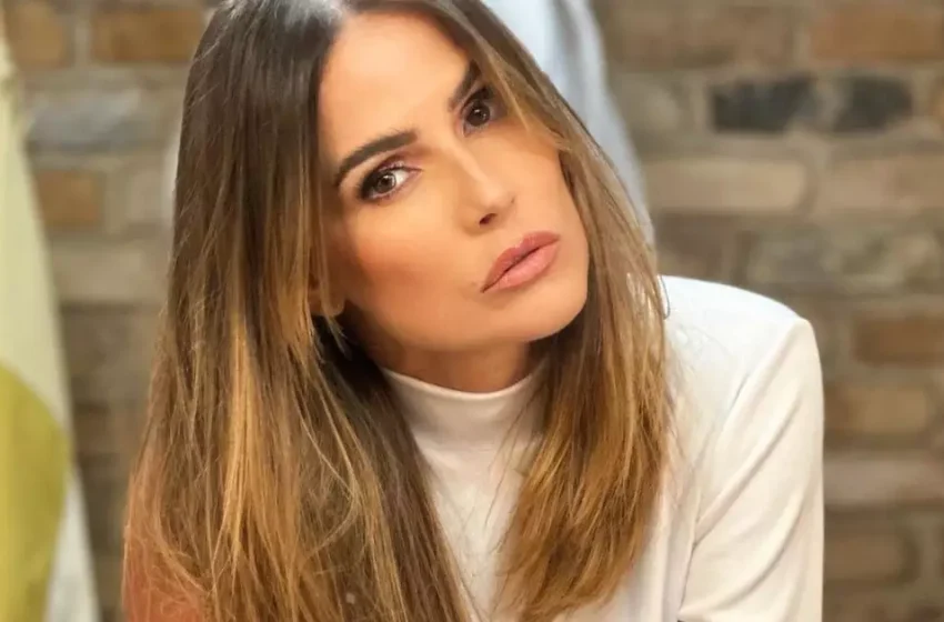  Bissexual, Deborah Secco manda recado sobre beijar mulheres