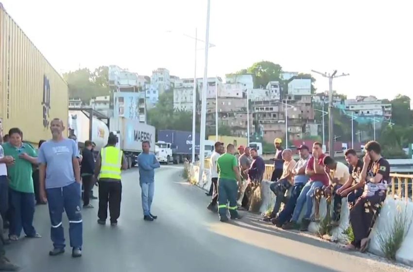  200 caminhões estão parados na Via Expressa em Salvador