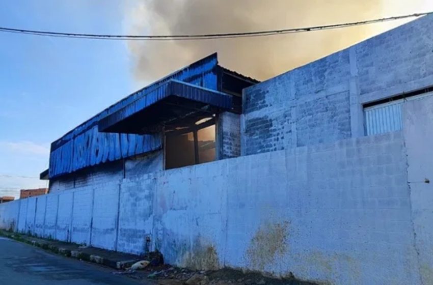  Incêndio atinge galpão e duas lojas de empresário chinês em Feira de Santana