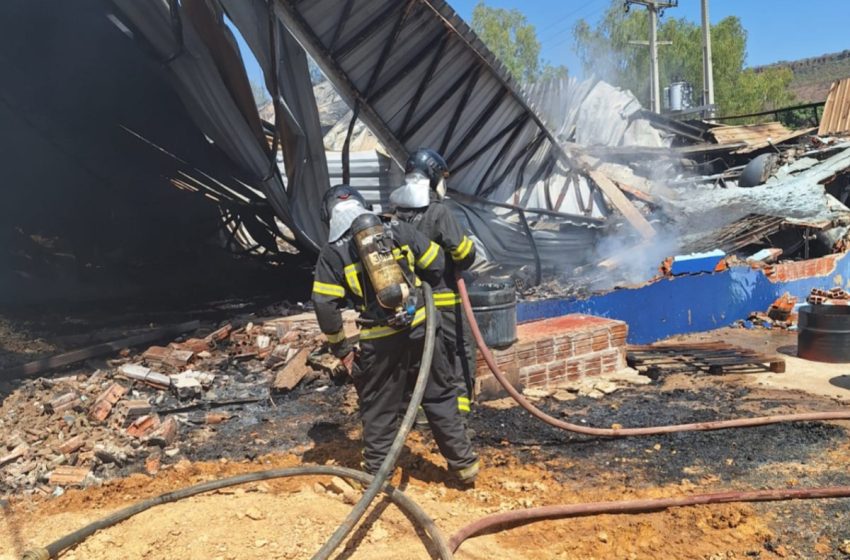  Após 8 horas, bombeiros debelam incêndio em fábrica de produtos químicos e velas; veja vídeo