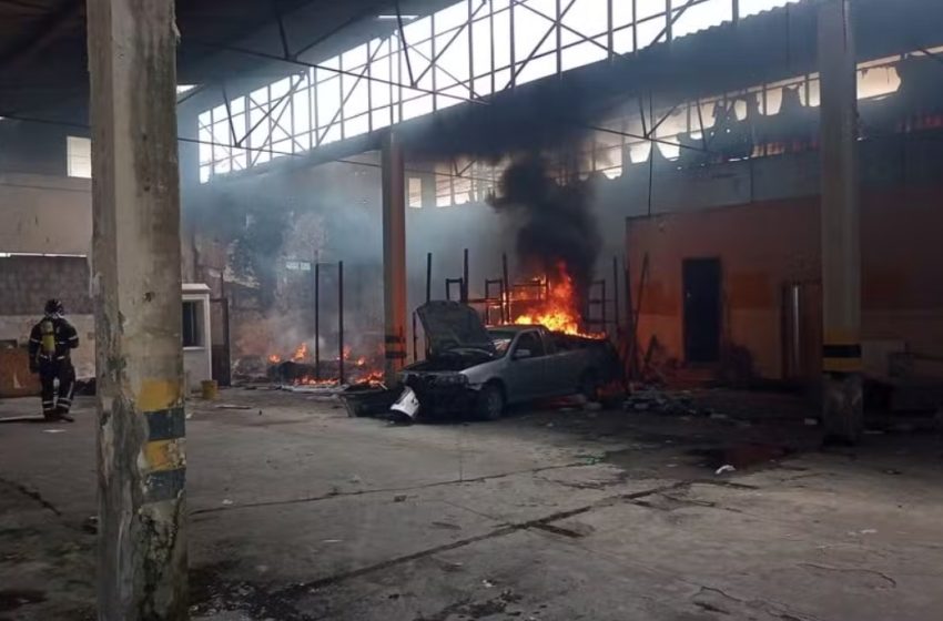  Incêndio atinge galpão no bairro do Comércio, em Salvador; veja vídeo