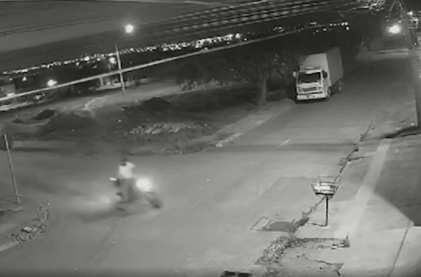  VÍDEO: Homem empina moto, perde controle e bate em muro em Vitória da Conquista