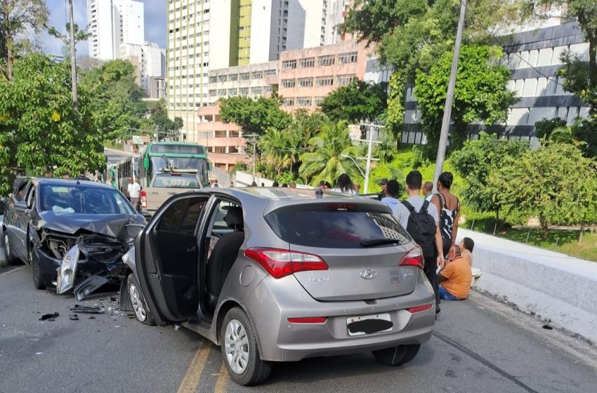  Acidente envolvendo dois carros no Vale do Canela deixa quatro pessoas feridas