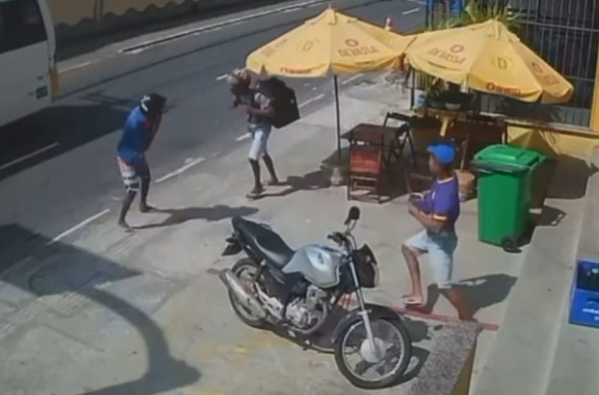  Motoboy reage a assalto e troca socos com bandidos em Salvador; veja vídeo