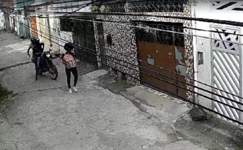  Vídeo mostra momento em que casal em moto assalta mulher em Salvador; assista