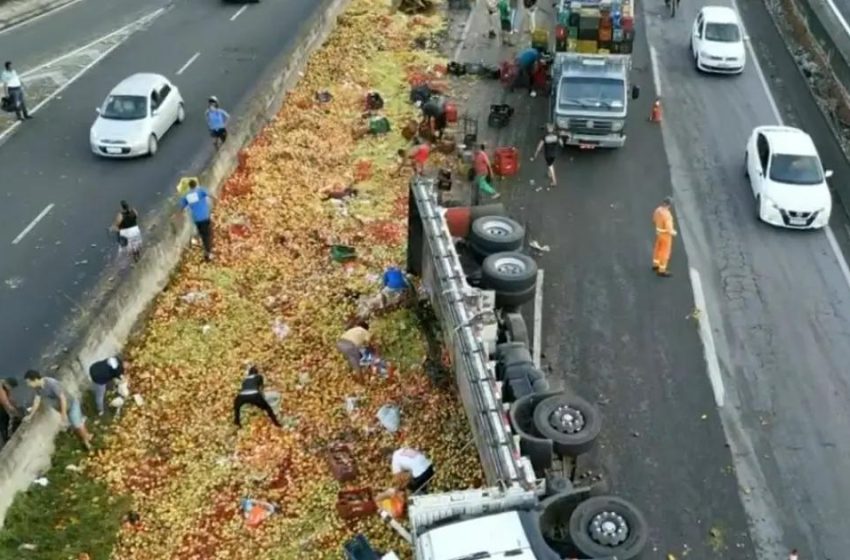  Caminhão tomba na BR-324 e causa congestionamento no sentido Feira – Salvador; veja vídeo