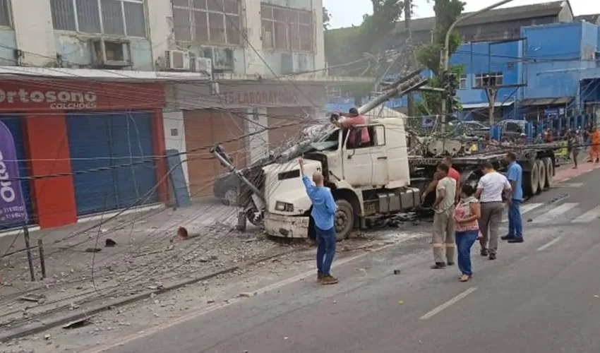  Caminhão derruba poste e deixa feridos na Cidade Baixa