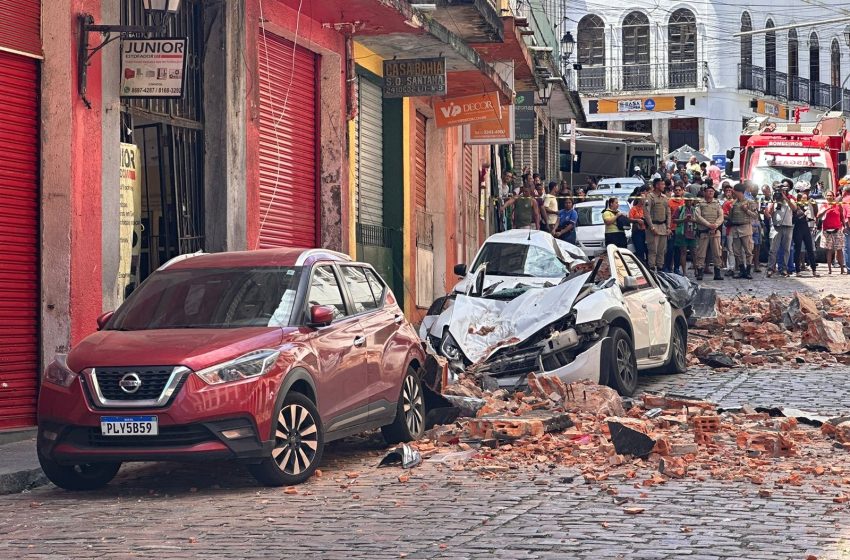  Marquise desabada no Taboão e destrói três carros; veja vídeo