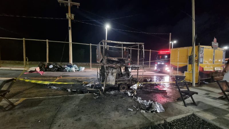  Food truck pega fogo e é totalmente destruído na Orla da Boca do Rio