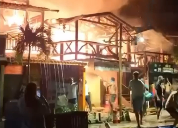  Incêndio destrói restaurantes na segunda praia em Morro de São Paulo; veja vídeo