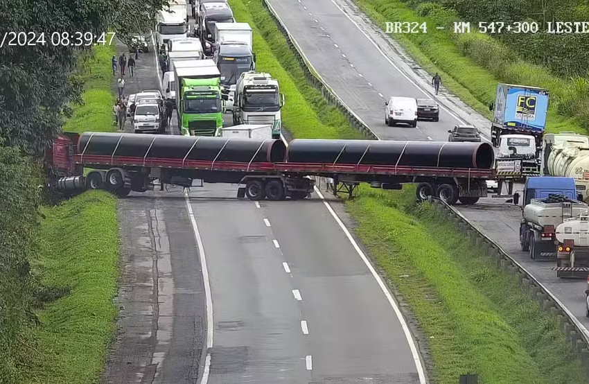  BR-324 é interditada após carreta bitrem ficar atravessada na pista; veja vídeo