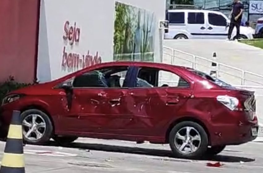  Homem surta e destrói carro em estacionamento de farmácia