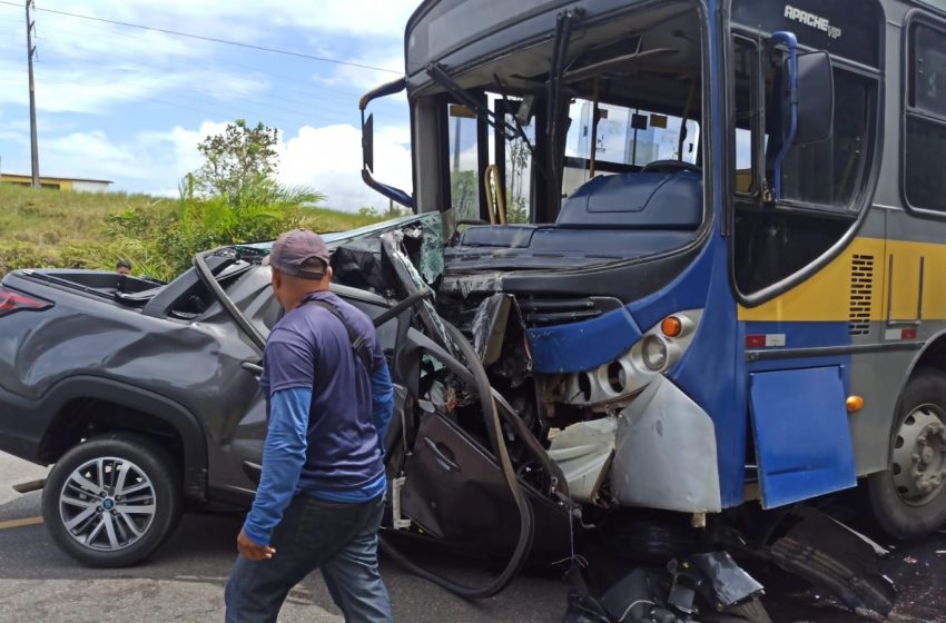  Acidente envolvendo ônibus escolar deixa uma pessoa morta em Jaguaribe; veja vídeo