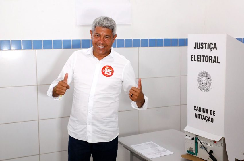  Em Salvador, Jerônimo Rodrigues registra seu voto no primeiro turno nas eleições municipais