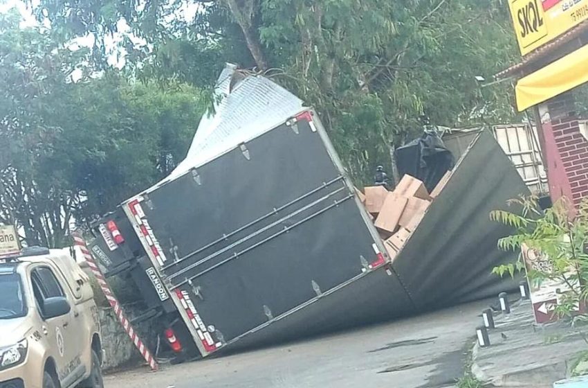  Caminhão tomba na BR-116 no município de Serrinha