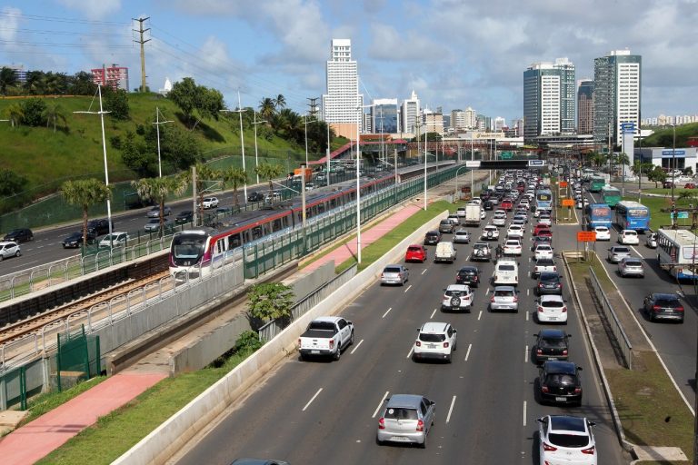  Acidente de trânsito causa congestionamento na Paralela em Salvador 