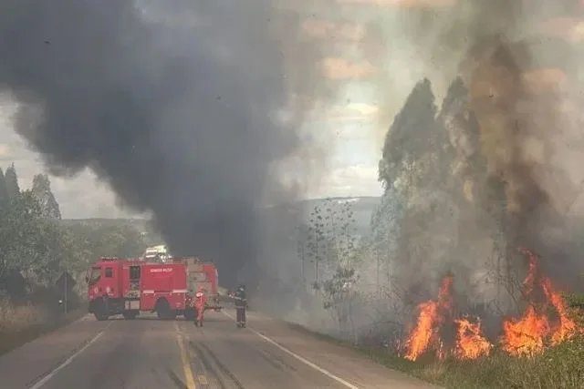  Caminhão frigorífico pega fogo na Bahia após revolta de populares