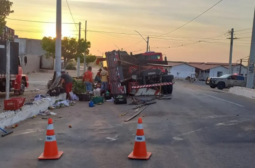  Motociclista é ‘soterrado’ por carga de frutas no norte da Bahia