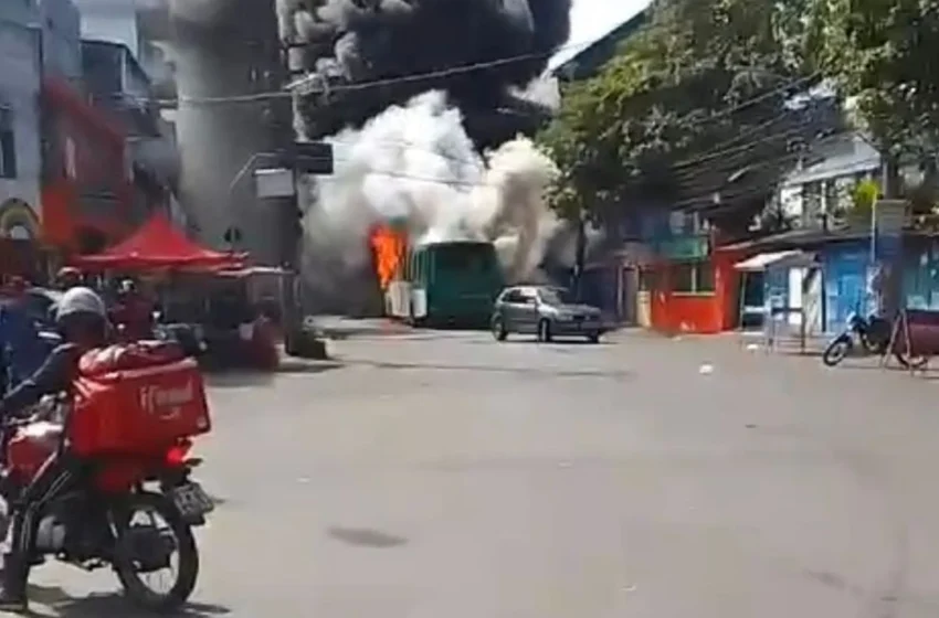  Ônibus é incendiado no IAPI, em Salvador, e causa pânico entre moradores