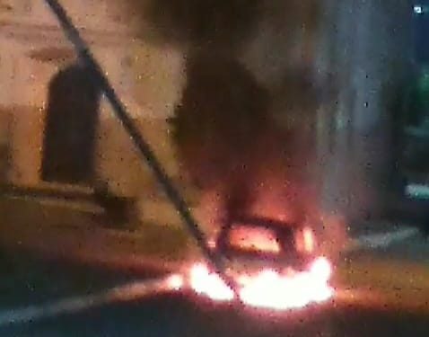  Carro de vice-prefeito é incendiado após comício em Valente, na Bahia