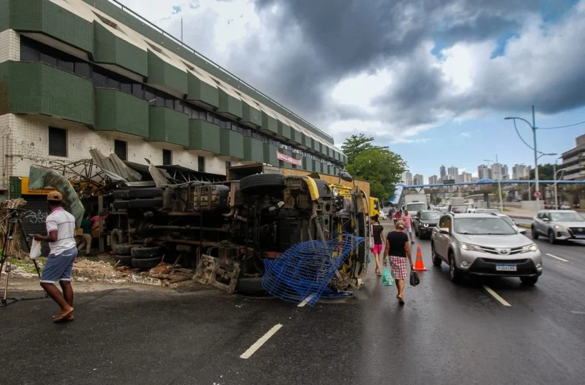  Caminhão tomba e deixa trânsito lento na Avenida Vasco da Gama