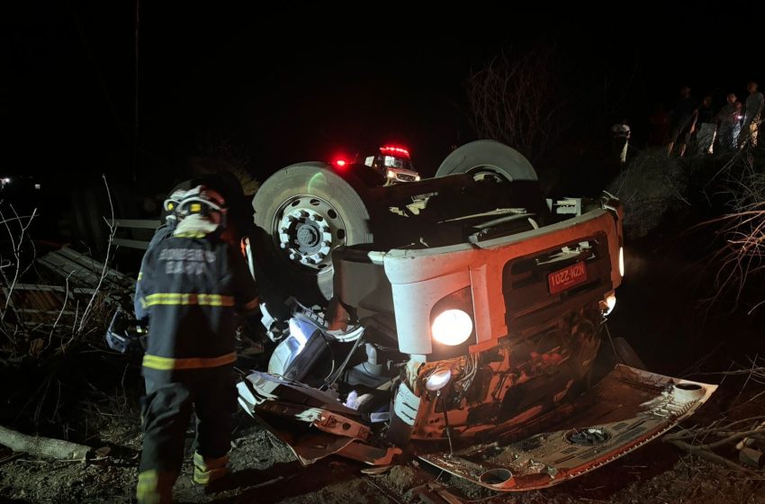  Motorista morre preso às ferragens após caminhão tombar na BA-160, em Paratinga