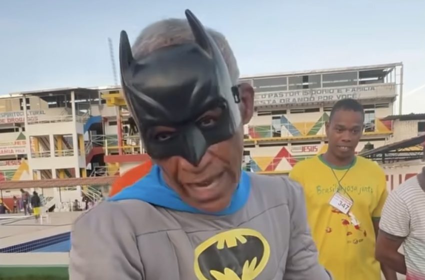  Pastor Isidório aparece fantasiado de Batman