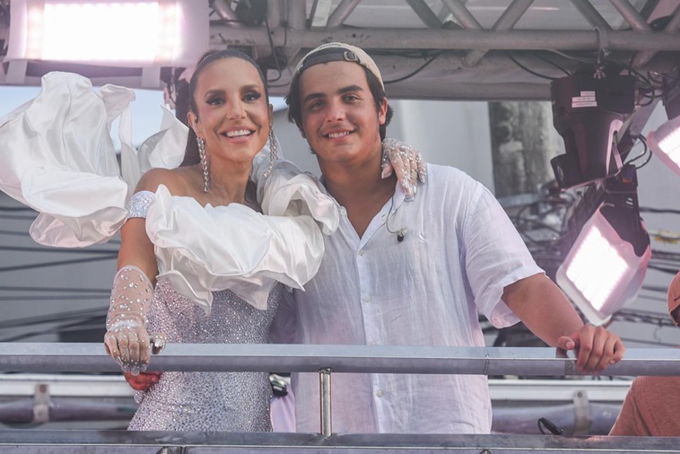  Ivete Sangalo se declara para filho nas redes sociais 