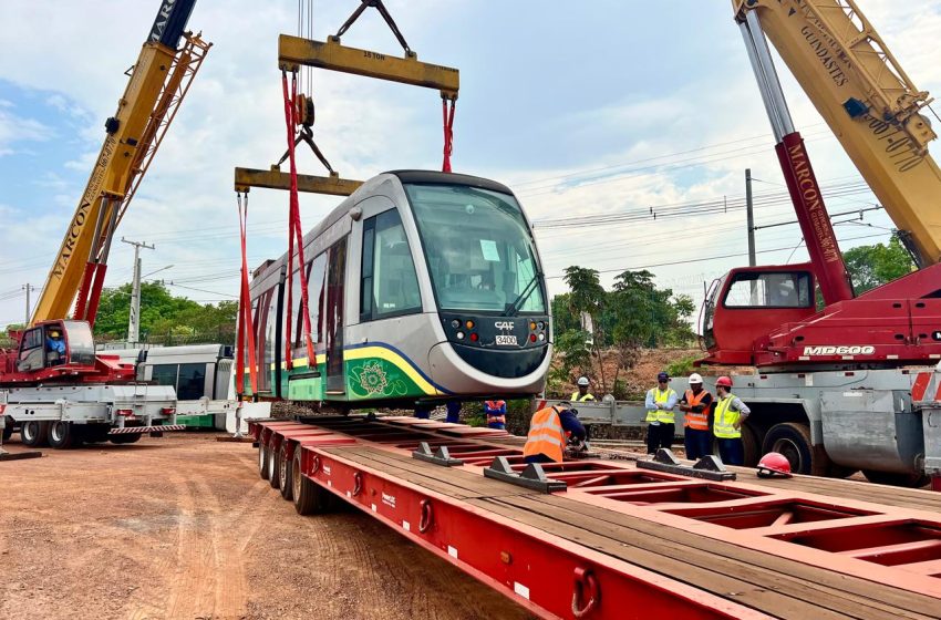  Trens do VLT começam a ser transportados para procedimentos na fábrica em São Paulo