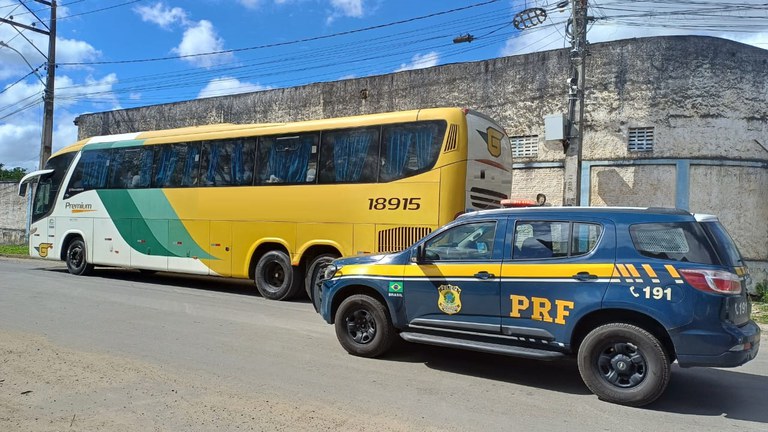  Passageiro é preso por ato obsceno dentro de ônibus de turismo na BR-101