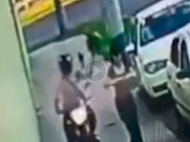  Câmera flagra homem agredindo mulher com capacete