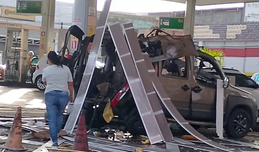  Carro explode em posto de gasolina de Camaçari 