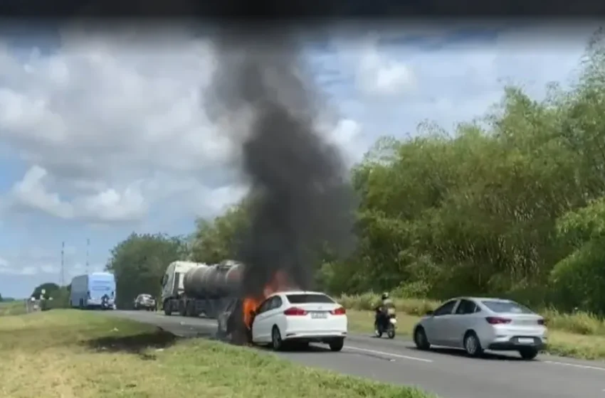  Dois carros pegam fogo após acidente na BR-324