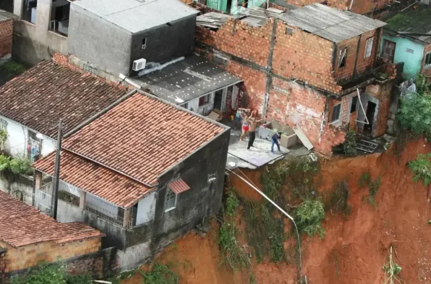  Criança é resgatada após deslizamento de terra em Salvador 