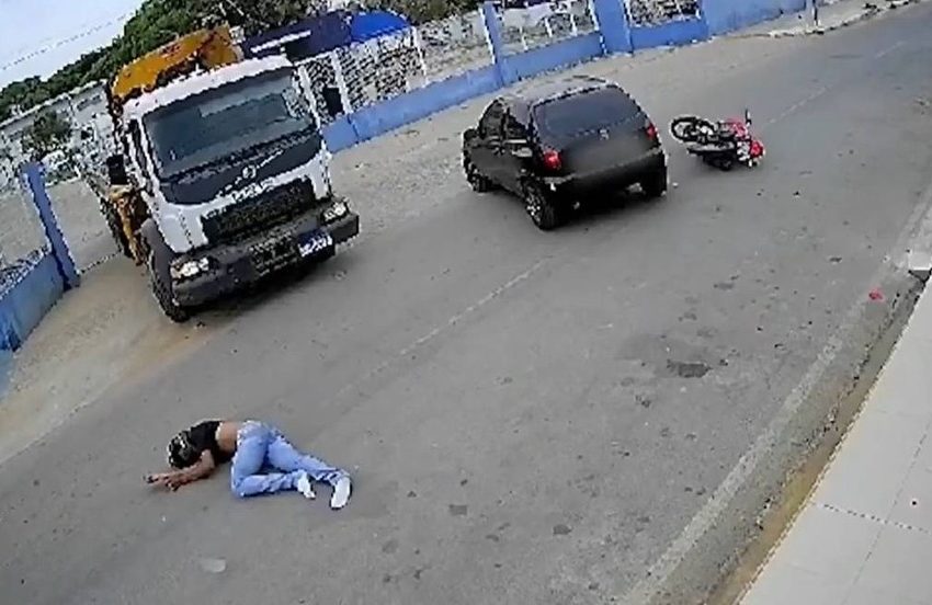  Motociclista é arremessado após batida com carro em Juazeiro, norte da Bahia