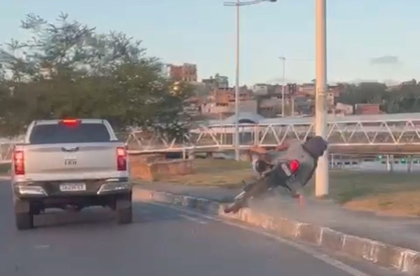  Briga de trânsito em Salvador quase termina em acidente grave